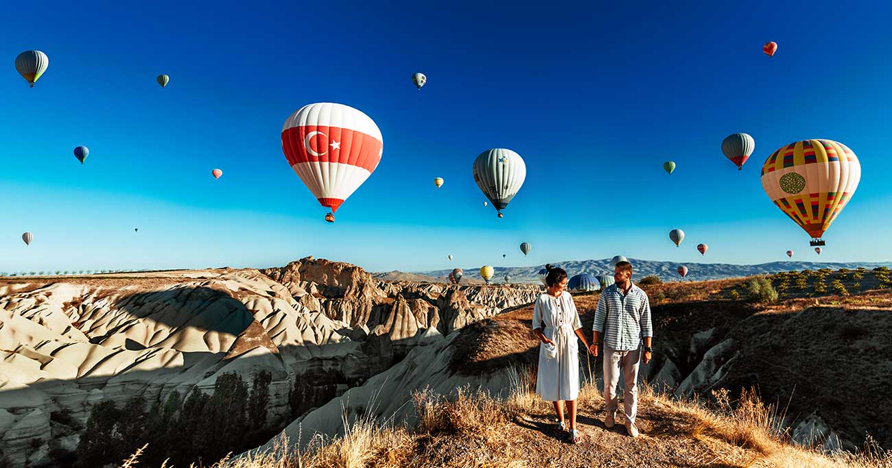 Cappadocia Baloons and Couple