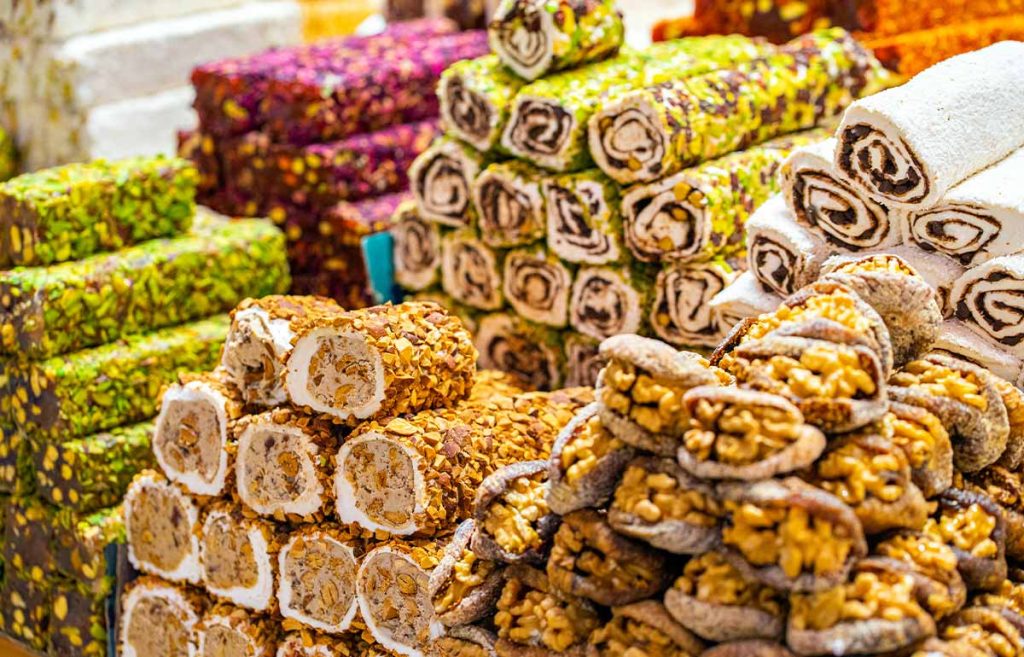 Explore Istanbul's Spice Bazaar: History, Culture & Tips